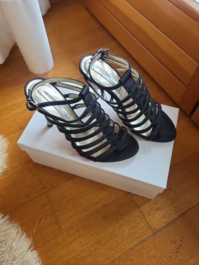 Sandali neri con tacco a brillanti