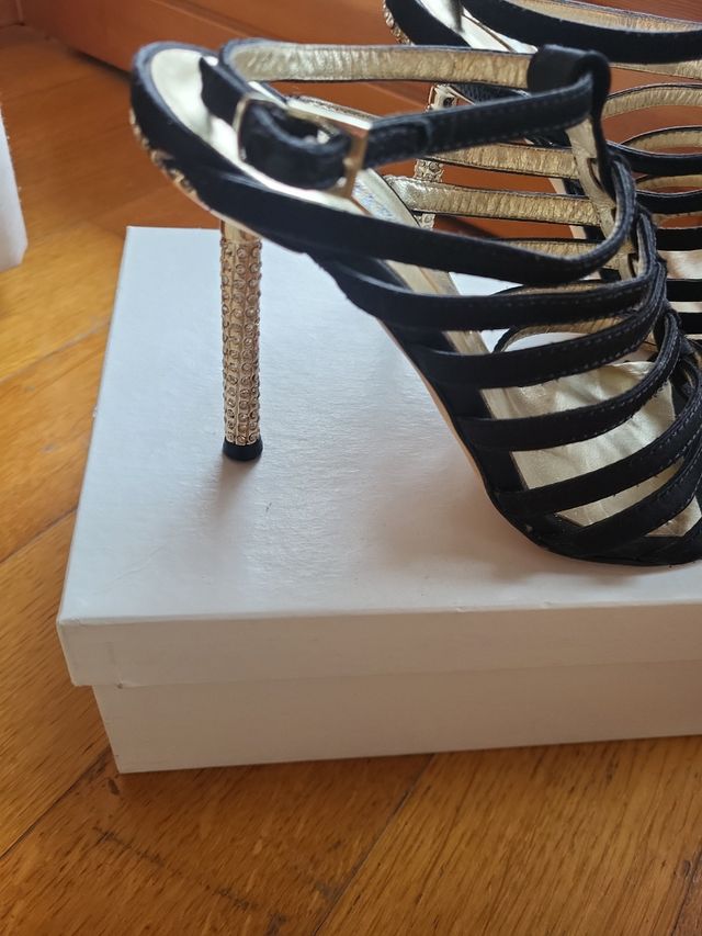 Sandali neri con tacco a brillanti