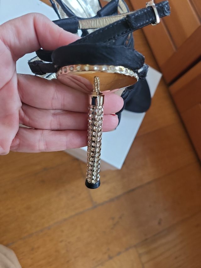 Sandali neri con tacco a brillanti