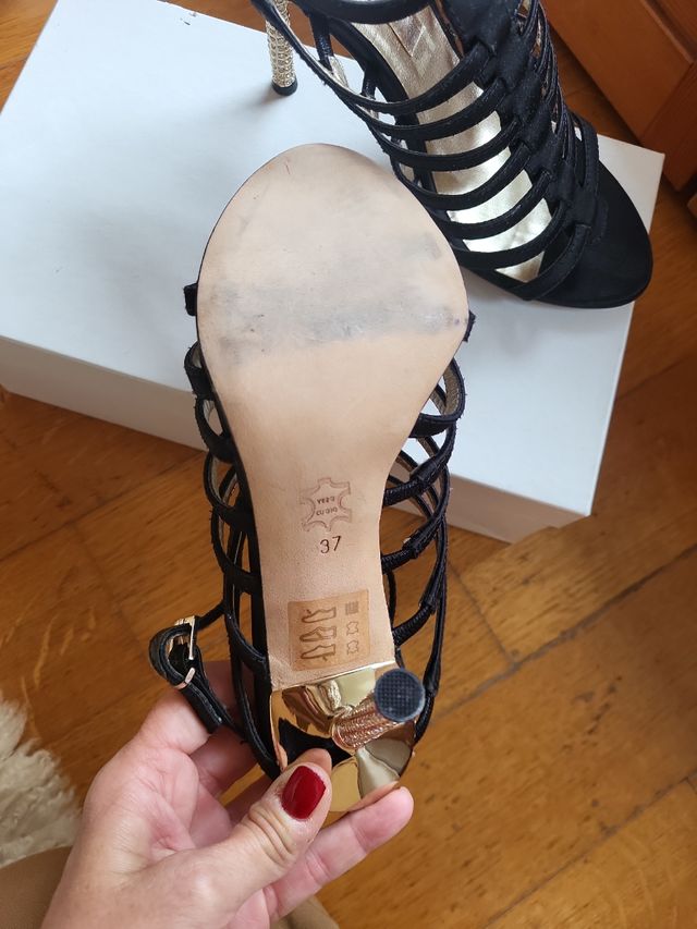 Sandali neri con tacco a brillanti