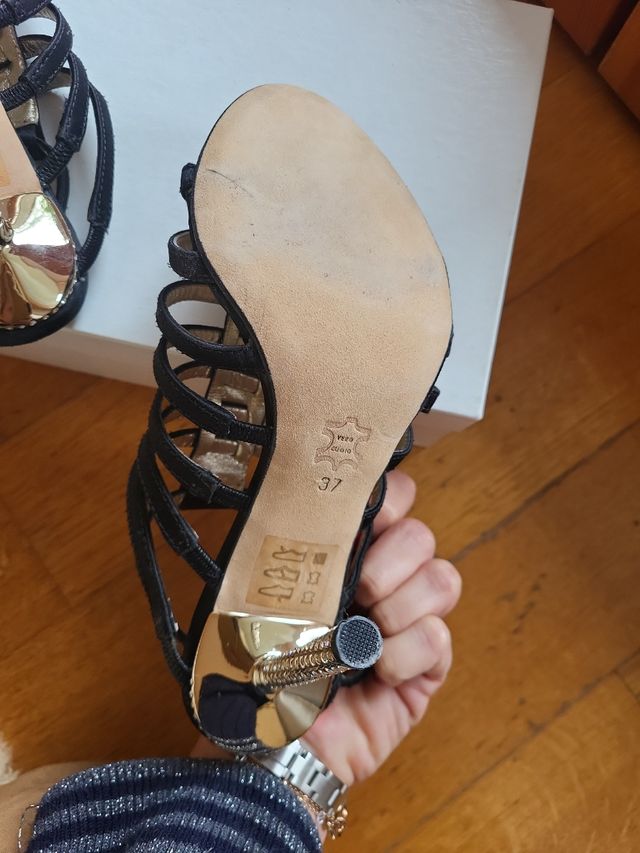 Sandali neri con tacco a brillanti