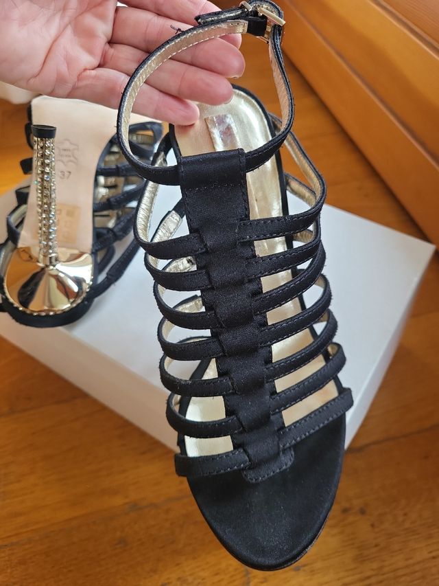 Sandali neri con tacco a brillanti