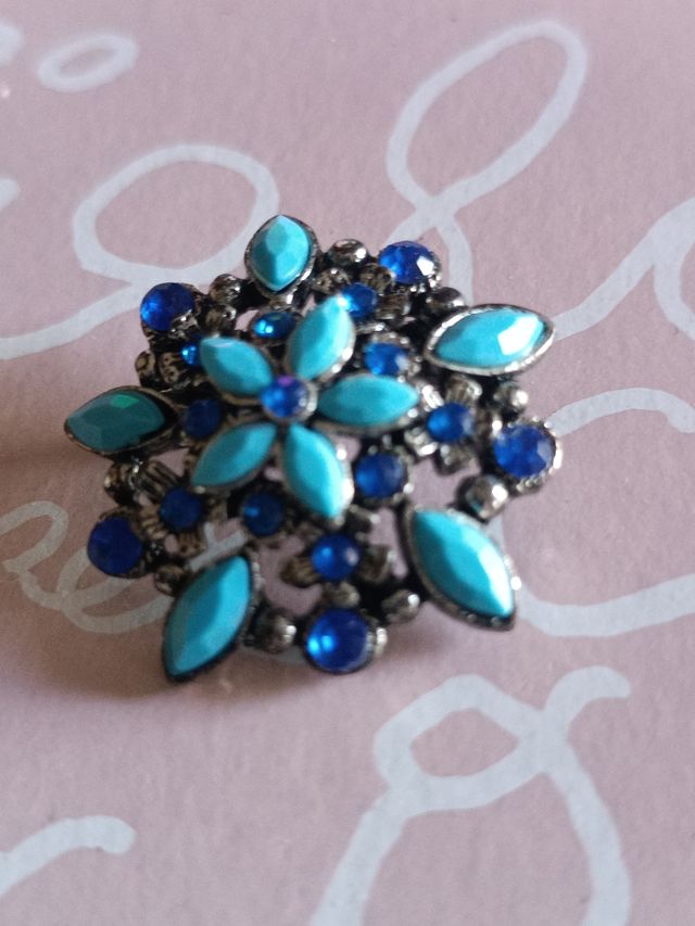 Broche mediano con piedras azules