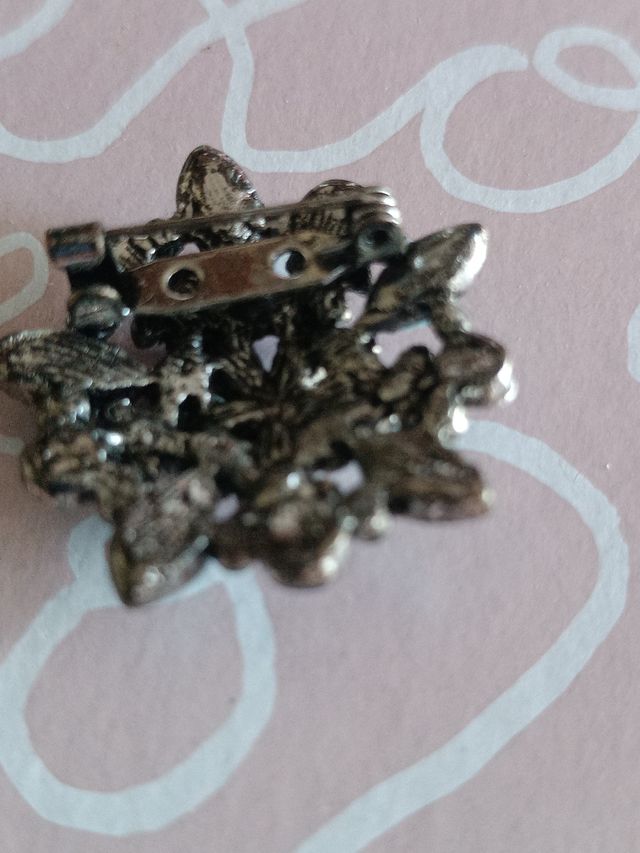 Broche mediano con piedras azules