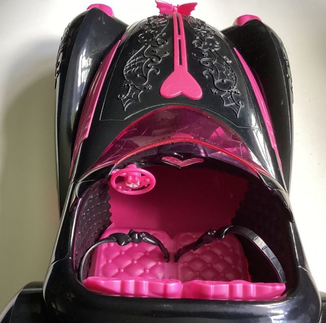 Coche Draculaura, apta para Barbie.