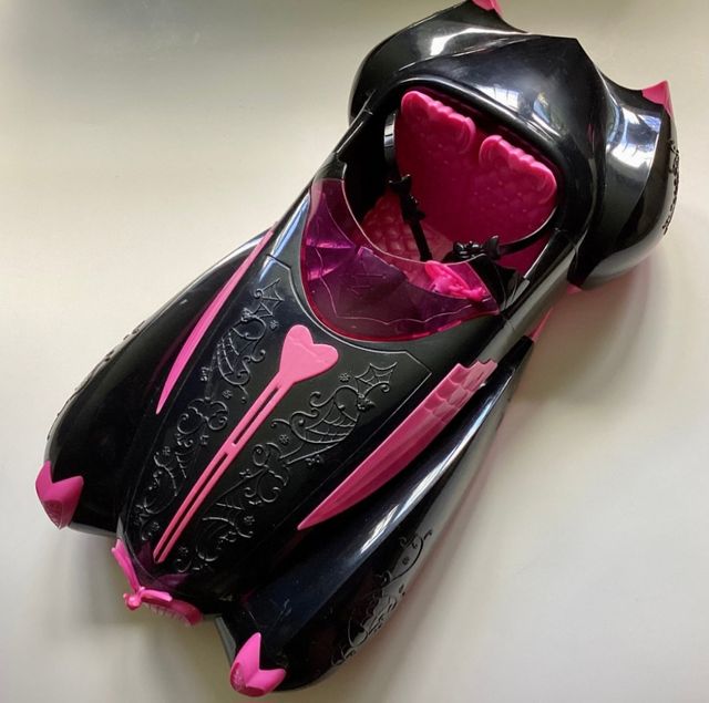 Coche Draculaura, apta para Barbie.
