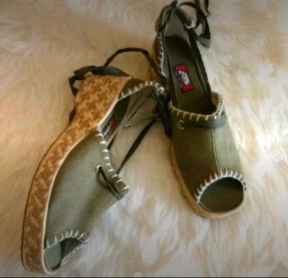 Alpargatas cuñas con pespuntes . Nuevas