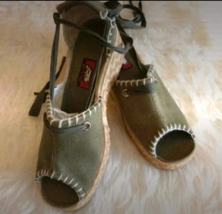 Alpargatas cuñas con pespuntes . Nuevas