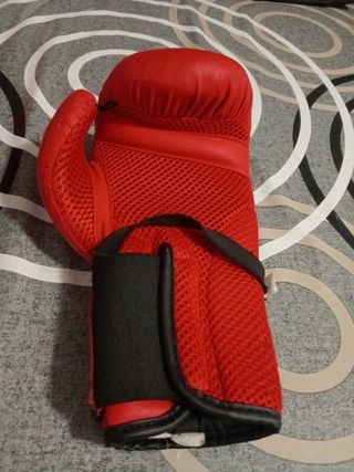 Guantes de boxeo rojos