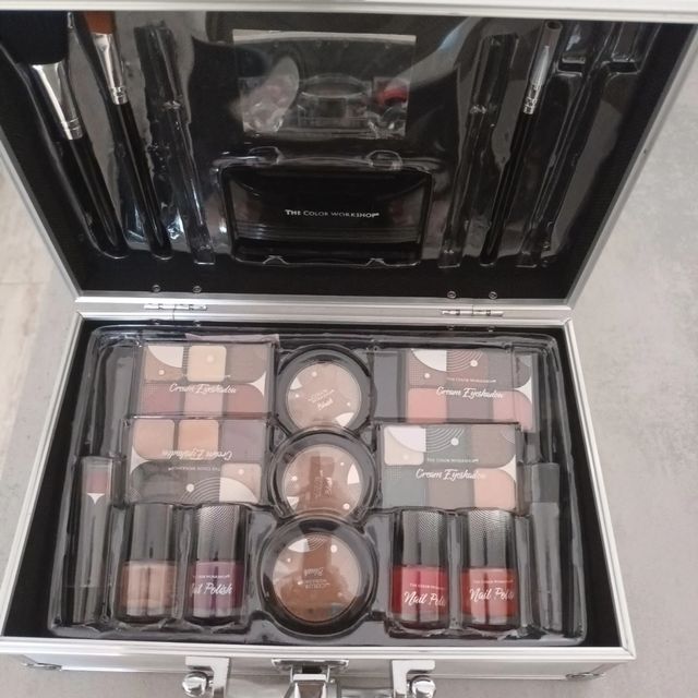 Dos maletines de maquillaje