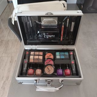 Dos maletines de maquillaje
