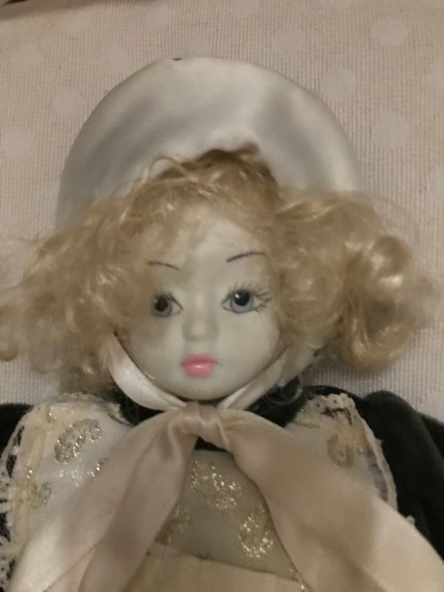 Muñeca antigua de porcelana
