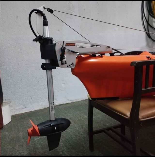 Kayak de pesca con motor torquedo.