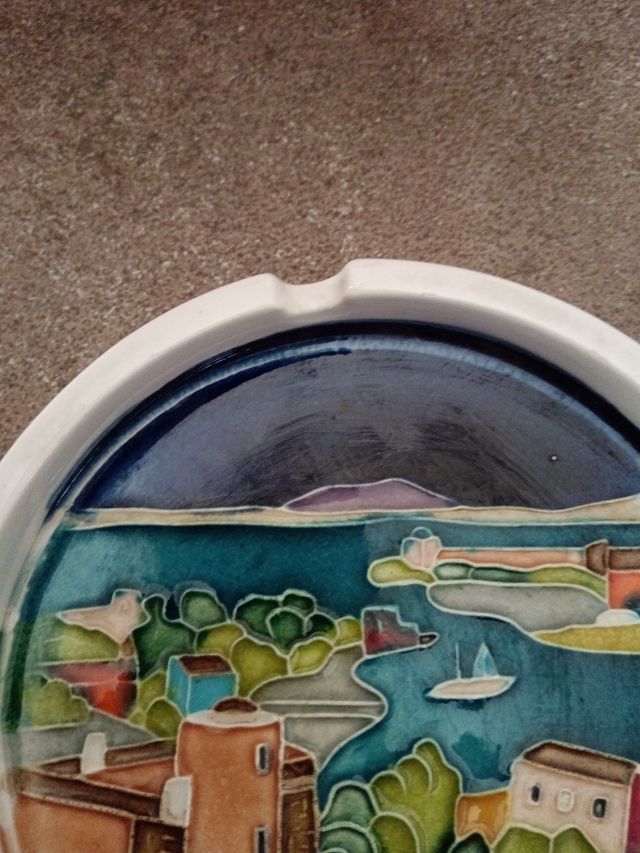 porta cenere in ceramica rappresenta Ischia