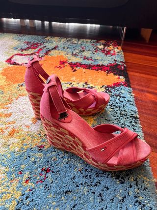 Tommy y Zara - Zapatos nuevos 