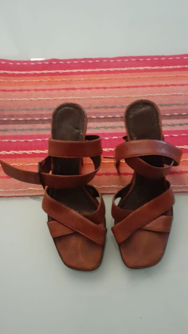 Sandalia tacón piel