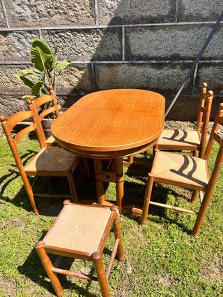Conjunto mesa ,sillas cocina y dos taburetes