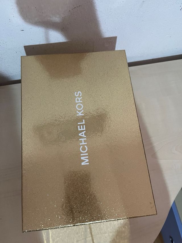 Caja michael kors dorada