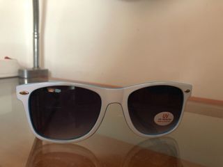 Occhiali da sole bianco e azzurro - Gadget PREZI