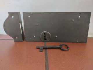 Cerradura antigua en hierro. 