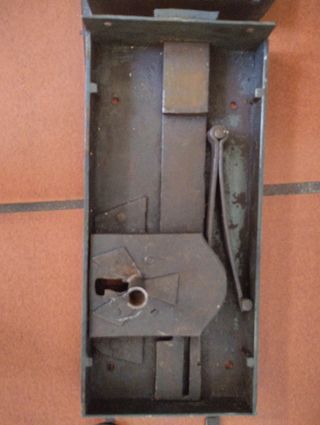 Cerradura antigua en hierro. 