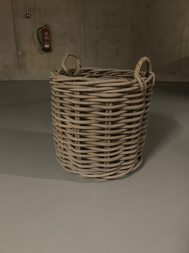 Macetero muy grande. Cubre maceta. Espectacular