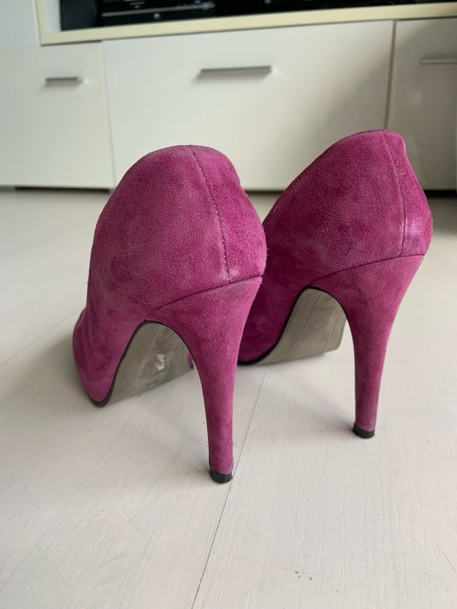 Zapatos de salón en piel de Nobuck con detalle