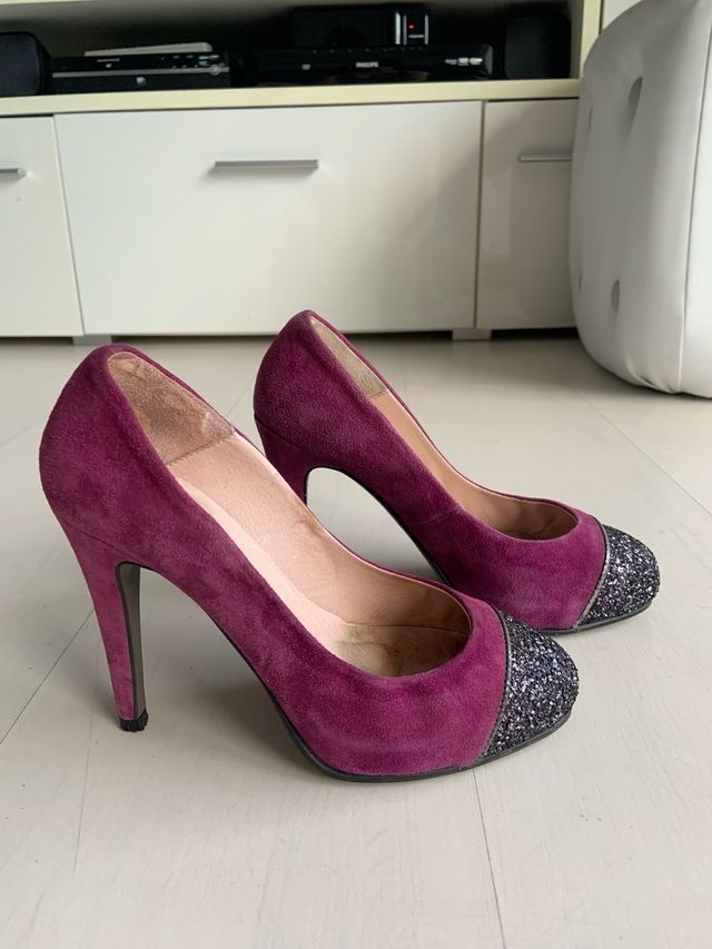 Zapatos de salón en piel de Nobuck con detalle