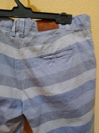 Pantalón corto de hombre de rayas.