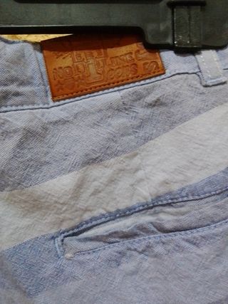 Pantalón corto de hombre de rayas.