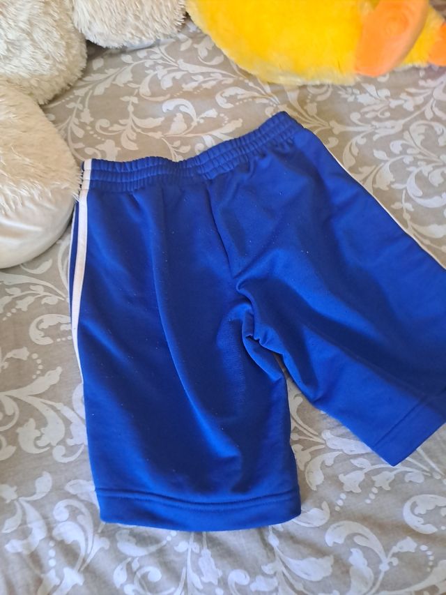 Pantalón  corto  azul  con rayas  bla