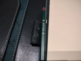 Carpeta Rolex Bloc con Boligrafo Caran D´Ache 849