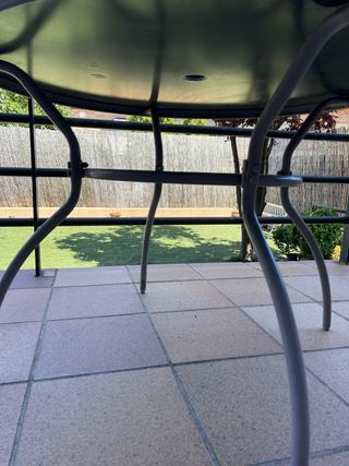 Mesa de jardin redonda de cristal y aluminio