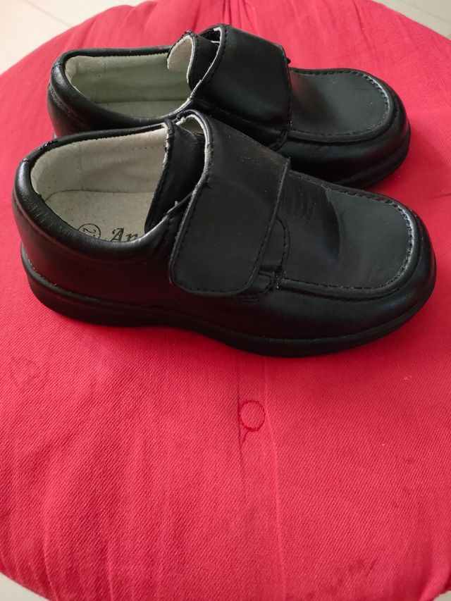 Zapato nuevo talla 27 con Velcro.