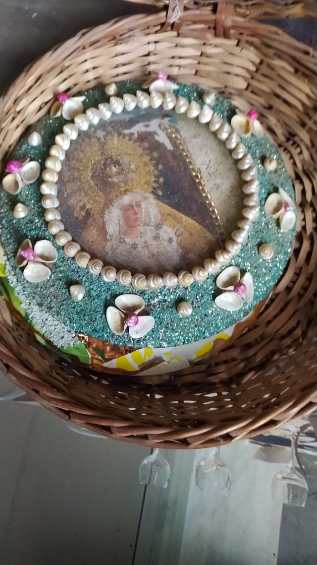 foto  virgen con cesta mimbre de la virgen