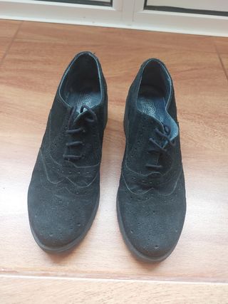 Zapato negro tacón baja ancho