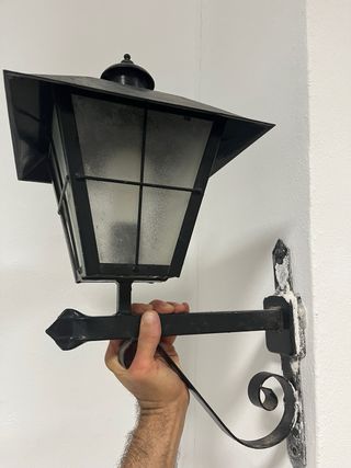 Lámpara de forja negra