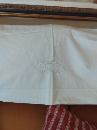 Sábanas de matrimonio bordadas.