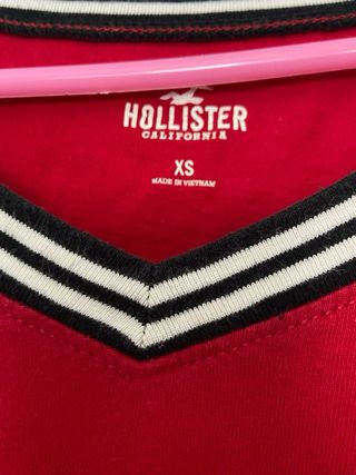 Camiseta roja Hollister cuello punta