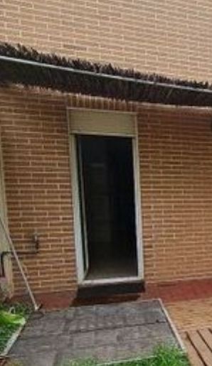 Puerta aluminio blanca con persiana 