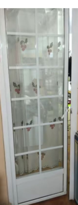 Puerta aluminio blanca con persiana 