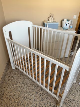 cuna de madera blanca con detalle osito