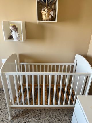 cuna de madera blanca con detalle osito