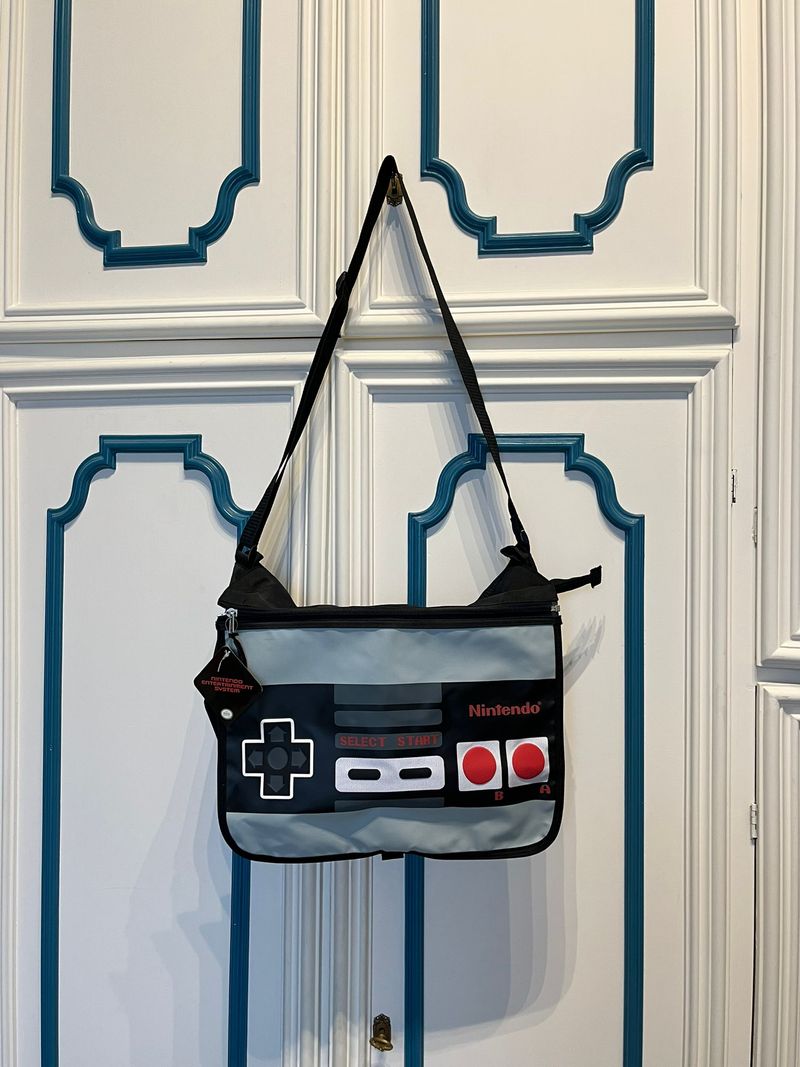 Imagen de Bolso de hombro oficial Nintendo Nes N.8