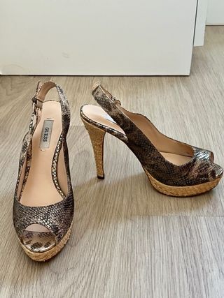Sandalias piel Guess como nuevas