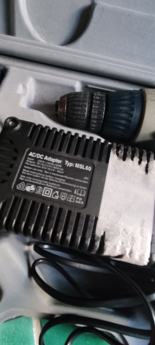 Taladro atornillador a batería con maletín