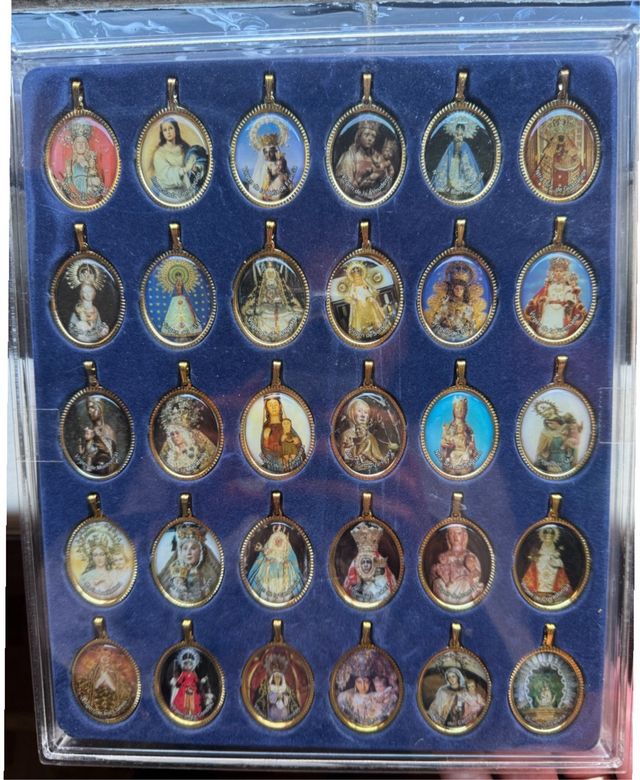 colección de medallitas de virgenes de España