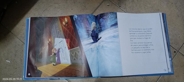 cuento Frozen y el reino. tapas duras. Con CD.