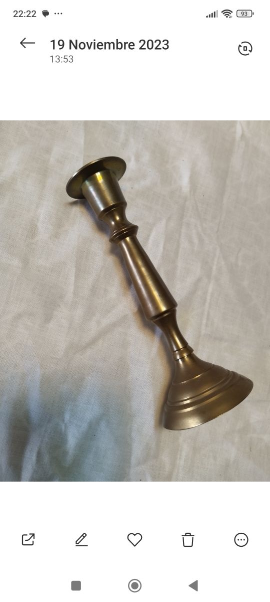 Candelabro de metal dorado.