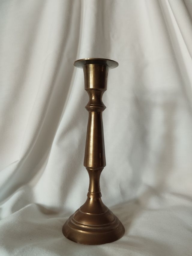 Candelabro de metal dorado.
